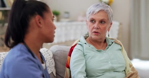 Eine Pflegekraft Die Mit Einer Alten Frau Spricht Oder Sie — Stockvideo