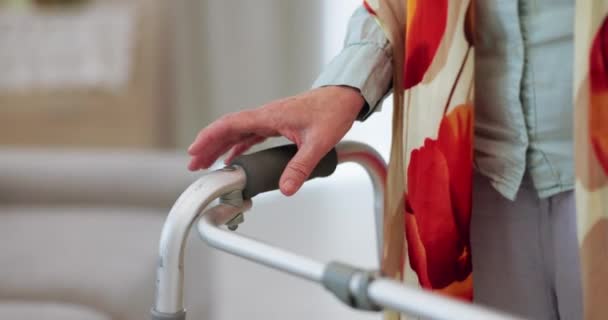 老年妇女 手和助行器或金属手杖 以便在退休或疗养院获得平衡 支持或行动能力 老年关节炎患者 特写镜头和老年痴呆症患者或行走者 — 图库视频影像