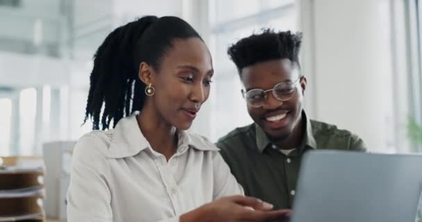 Μιλώντας Γραφείο Και Μαύροι Άνθρωποι Ένα Φορητό Υπολογιστή Για Ένα — Αρχείο Βίντεο