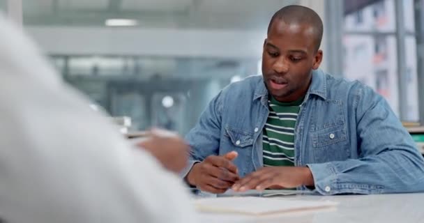 黑人男子 在人寿保险 咨询或在医院文件上签字 非洲男性在诊所与医生签署合同 表格或申请文件 — 图库视频影像