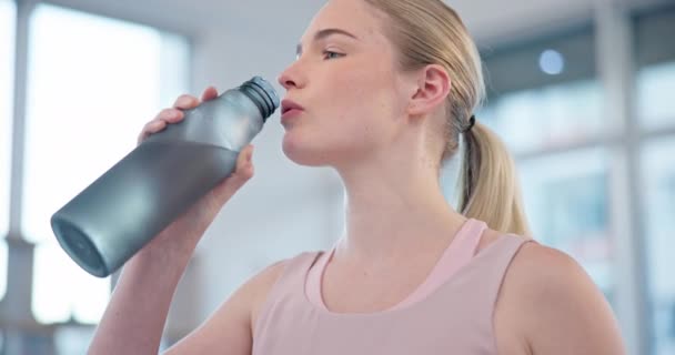 Mulher Casa Bebida Água Para Fitness Energia Recuperação Pausa Para — Vídeo de Stock