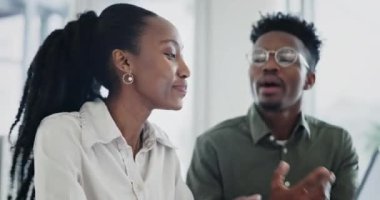 Konuşma, tavsiye ve bir proje için dizüstü bilgisayarı olan siyahi insanlar, iş birliği ya da araştırma üzerine sohbet. Mutlu, kurumsal ve Afrikalı işadamı bir kadınla bilgisayarda planlama hakkında konuşuyor..