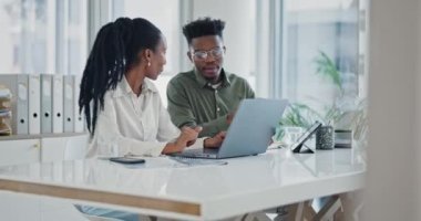 İş birliği, konuşma ve bir proje, araştırma veya e-posta için dizüstü bilgisayarla çalışan siyahi insanlar. Yardım, daktilo ve bir Afrikalı kadın ve erkek bilgisayarda online işbirliği hakkında konuşuyorlar..