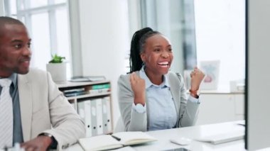 Borsa başarısı, hedef, başarı ya da kâr hedefi için bilgisayar başında beşlik ya da siyahi bir kadın. Anlaştık, mutlu kazanan alkışlıyor ya da internet sitesinde şifreli ikramiye kazanan heyecanlı kadın tüccar..