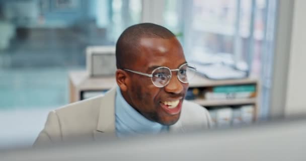 Éxito Ganador Noticias Con Hombre Negro Computadora Oficina Para Logro — Vídeos de Stock