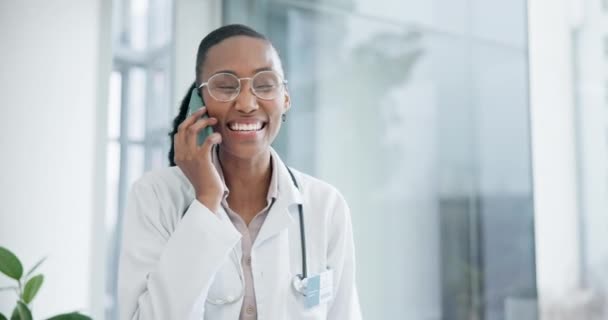 Telefone Médico Mulher Negra Hospital Para Conversação Consultoria Serviço Telessaúde — Vídeo de Stock
