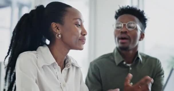 建议和黑人与笔记本电脑的项目 工作协作或对话的研究 快乐的公司和非洲商人和一个女人谈论在电脑上的计划 — 图库视频影像