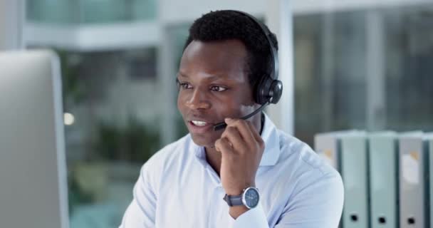 ハッピーブラックマン コールセンター コンサルティングNカスタマーサービス テレマーケティング オフィスでのサポート アフリカのビジネスマンまたはコンサルタントエージェント オンラインアドバイスや職場でのヘッドフォンで話す — ストック動画