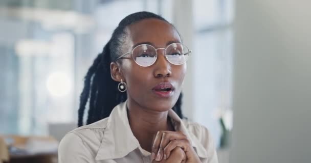 ビジネス女性 メガネとコンピュータ上の頭痛給与の間違い 人事エラーまたは間違った電子メール Hrの失敗やニュースのためのストレス 怒っている または呼吸を持つデスクトップ上のプロのアフリカの人 — ストック動画