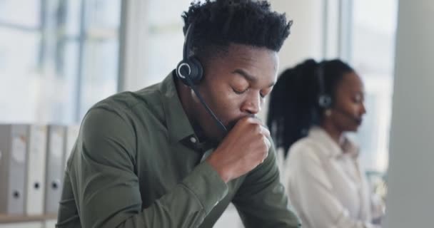Çağrı Merkezi Müşteri Desteği Ofisteki Yorgun Erkek Danışman Online Danışmanlık — Stok video