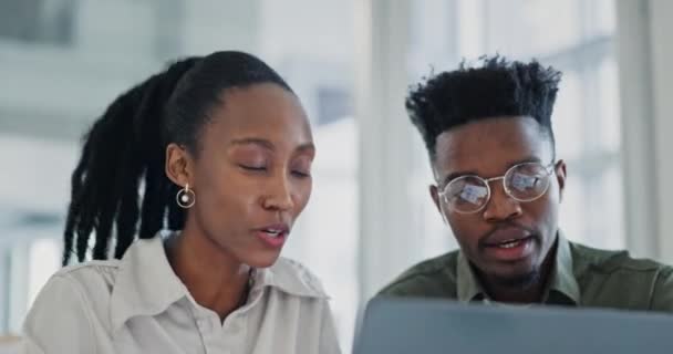 商务人员 规划和团队合作 协作或合作设计网站或在笔记本电脑上提出在线建议 专业设计师或非洲裔男女在计算机上谈论项目构想 — 图库视频影像