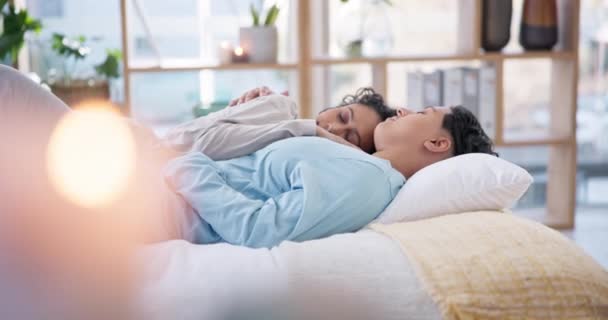 床和女同性恋夫妇在家里放松 关心或休息 同性恋 爱情和女人醒来后 舒适地睡在亲密 触摸或拥抱的卧室里 — 图库视频影像