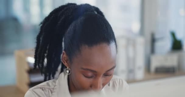 Kadını Baş Ağrısı Ağrı Maaş Hataları Için Bilgisayarda Stres Nsan — Stok video