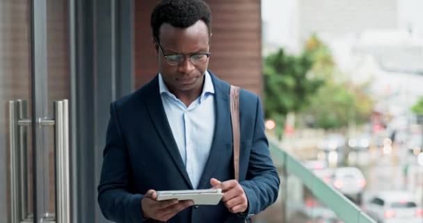 Tablet Varanda Feliz Homem Negro Digitando Caminhando Agenda Pesquisa Para — Vídeo de Stock