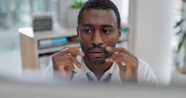 压力和计算机与一名黑人医生在医院 工作的负面报告诊断 医疗保健 焦虑或精疲力竭 与在诊所看起来很疲倦的医学专业人员在一起 — 图库视频影像