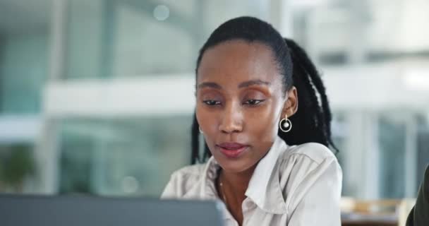 办公室笔记本电脑 笔及思考中的黑人女性计划管理反馈 数据分析或银行财务策略 问题的解决思路 金融分析师和非洲人对工作停滞不前的烦躁不安 — 图库视频影像