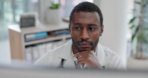 病院や医療クリニックで考えるオフィスで医学研究を読んでいます アフリカの男性専門家 電子メールと情報のための作業とコンピュータ 健康とケアの仕事のためのオンライン — ストック動画