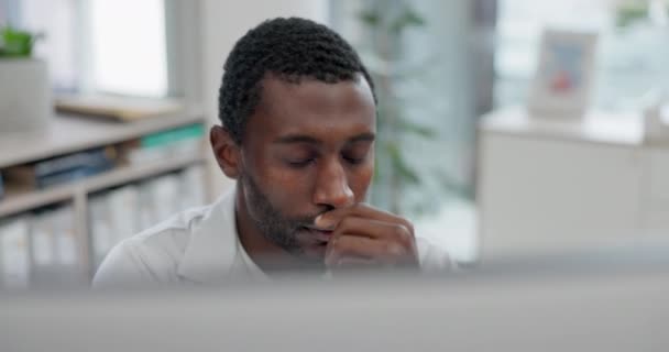 医疗保健 焦虑和电脑与一名黑人医生在医院里 工作的负面诊断报告 与在诊所看起来很疲倦的医学专业人员一起进行的医疗 压力或精疲力尽 — 图库视频影像