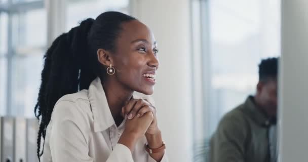 快乐的黑人妇女高五和庆祝胜利 奖金或晋升一起在办公室 为胜利 成就或好消息而手牵手的激动的非洲女性人士或雇员 — 图库视频影像