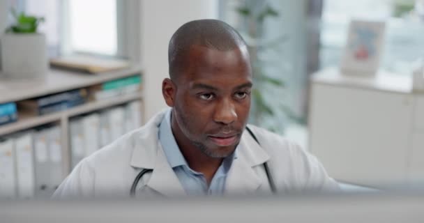 医疗保健 头痛和电脑 还有一个黑人医生在医院里 正在做一个负面诊断报告 内科医生在诊所里看起来疲倦时的医疗 焦虑或压力 — 图库视频影像