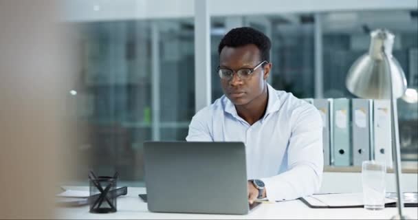 笔记本电脑和商人在办公室为新成立的公司的法律项目工作 专业和非洲男性律师在互联网上利用计算机进行研究 — 图库视频影像