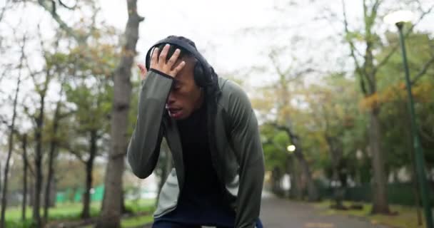 Κουρασμένος Τρέχει Και Ιδρώτα Μαύρο Άνδρα Στο Πάρκο Για Fitness — Αρχείο Βίντεο