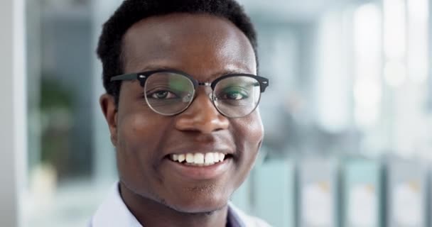 眼镜和黑人会计实习生与远见的金融发展在一家初创公司的办公室 尼日利亚 微笑和快乐员工的肖像 他们随时准备着为商业发展而努力 — 图库视频影像