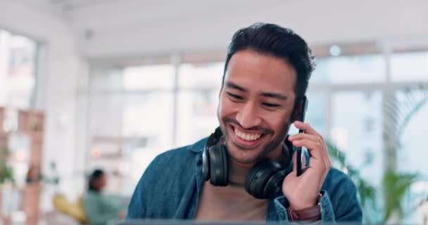 Pria Bahagia Telepon Dan Komunikasi Rumah Percakapan Lucu Dan Jaringan — Stok Video