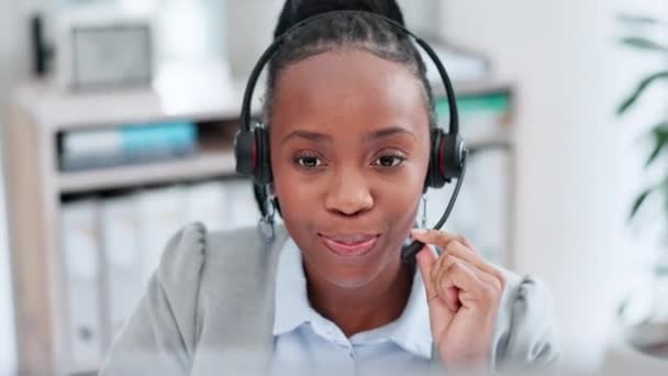 虚拟助理或黑人女性在电信呼叫中心咨询或交流贷款建议 财务信息 计算机或财务顾问在办公室用麦克风在线交谈或讲话 — 图库视频影像