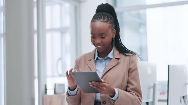 会计师 商人和黑人妇女 拥有平板电脑 与股票市场的联系和网络 交易和网站信息 拥有技术 检查投资和金融技术的非洲人 投资人或会计师 — 图库视频影像