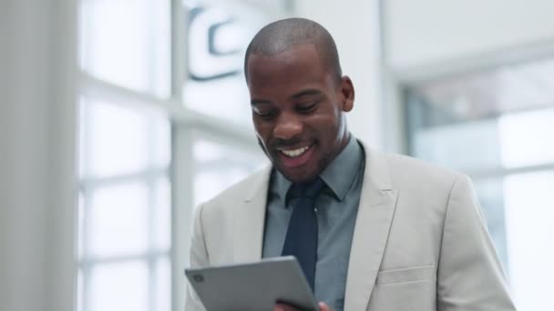 会计师 商人和黑人 拥有平板电脑 金融和股票市场联系 研究和网站信息 拥有技术 核对投资和交易的非洲人 雇员和会计师 — 图库视频影像