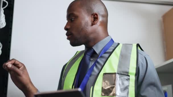 Ciberseguridad Tableta Hombre Negro Sala Servidores Inspección Control Cables Base — Vídeos de Stock