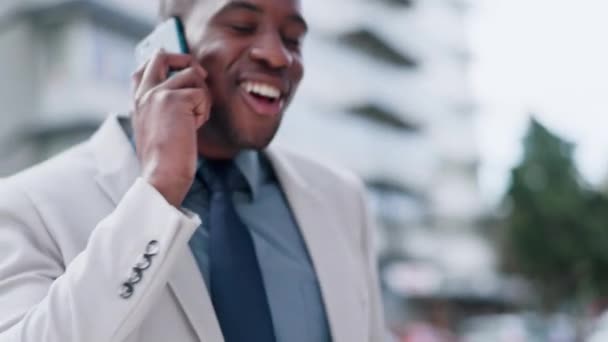 ビジネス会話 コミュニケーション または屋外ネットワークでハッピーブラックマン アフリカ人男性または従業員が通りの歩道で議論するモバイルスマートフォンで話す — ストック動画