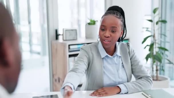 マネージャー 履歴書 黒人女性は B2Bミーティングの成功または契約契約の後に手を振ります オフィスのパートナーシップ契約で黒人を歓迎するハンドシェイクとスマイル 幸せなボス — ストック動画