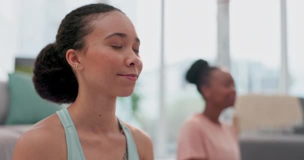 Yoga Meditatie Vrouwen Huiskamer Samen Chakra Gezondheid Mindfulness Training Huis — Stockvideo