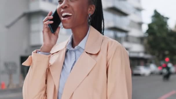 Wanita Kulit Hitam Yang Bahagia Telepon Dan Kota Dalam Percakapan — Stok Video