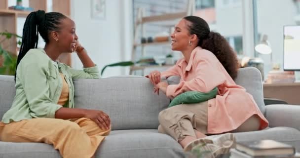 Conversa Fofocas Amigos Relaxando Sofá Falando Sala Estar Sua Casa — Vídeo de Stock