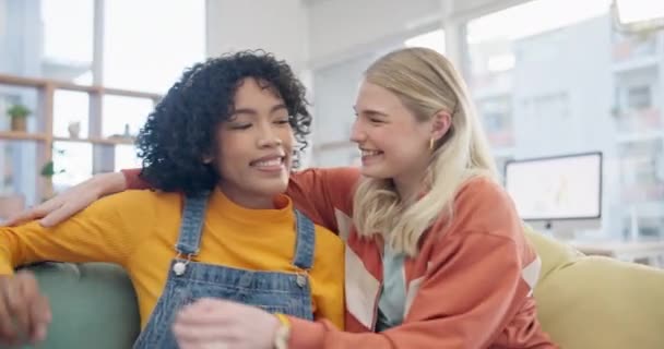 Kilku Przyjaciół Przytulić Kobiety Kanapie Dla Więzi Uczucie Relaks Razem — Wideo stockowe