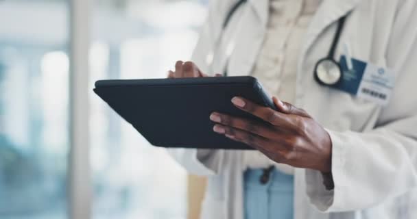 妇女和平板电脑在医院的医疗保健信息 在线图表和医疗检查或研究 非洲护士或诊所时间表或结果数字技术专业卷轴 — 图库视频影像