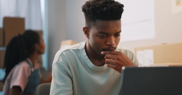 压力和黑人男人在家里的笔记本电脑上 疲惫和小生意都失败了 因税收 审计和对债务 沮丧或错误的焦虑而精疲力竭 疲乏和陷入金融危机的非洲人 — 图库视频影像