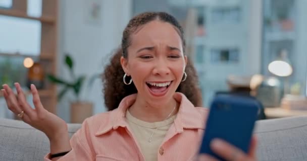 Щаслива Жінка Телефон Відеодзвінок Вдома Або Розмови Плітки Або Смішні — стокове відео