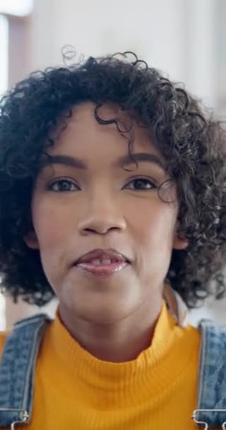 Ansiktsleende Distansarbete Och Kvinna Hemmakontoret Självsäker Och Positiv Vardagsrummet Porträtt — Stockvideo
