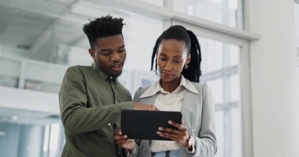 Tablet Teamwork Meeting Black Business People Talking Game Plan Office — Stock Video