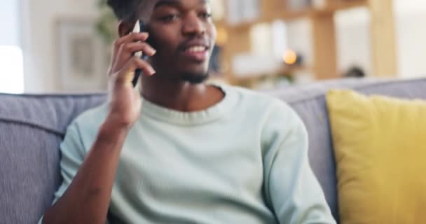 Feliz Llamada Telefónica Hombre Negro Hablando Casa Sala Estar Comunicación — Vídeos de Stock