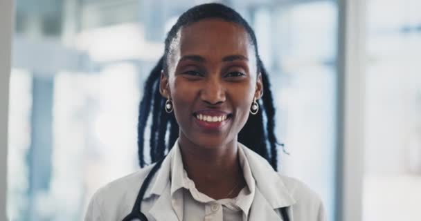 Милая Улыбнись Врачу Чернокожей Женщины Больнице Положительным Диагнозом Лечением Можно — стоковое видео
