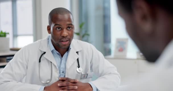 Médico Hombre Negro Que Habla Consulta Hospital Escuchando Hablando Diagnóstico — Vídeo de stock