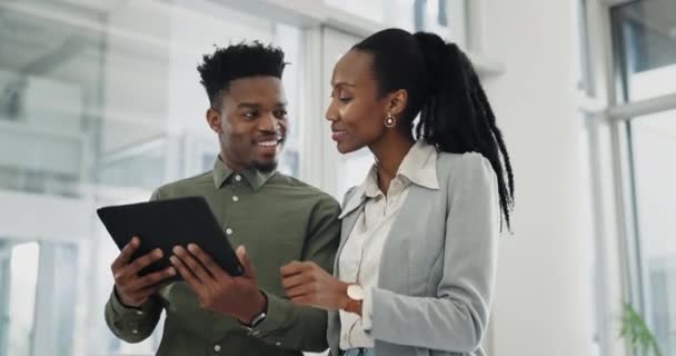 商务人士 平板电脑和会议在研究 团队战略或规划一起在办公室 从事团队合作技术 项目计划或工作计划的黑人男性和女性 — 图库视频影像