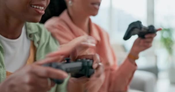 Amigos Videogame Mãos Mulheres Sofá Jogando Online Jogos Virtuais Digitais — Vídeo de Stock