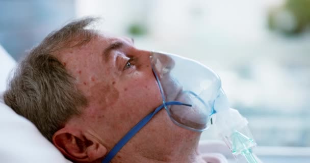 酸素マスク シニアマン ストレスの治療のための病院の患者 高齢男性 Icuベッドの思考と呼吸に関する換気支援 ヘルスケア — ストック動画