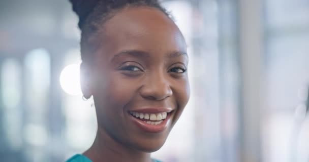 Médico Enfermeiro Sorriso Com Rosto Mulher Negra Hospital Para Consulta — Vídeo de Stock